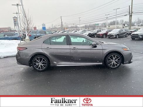 Used 2024 Toyota Camry SE image 6