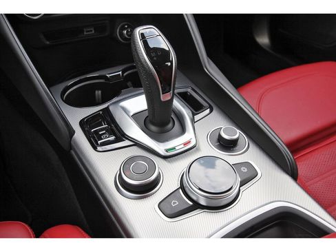 Used 2022 Alfa Romeo Giulia Veloce RWD image 31