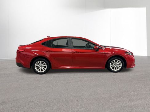 Used 2025 Toyota Camry LE image 34