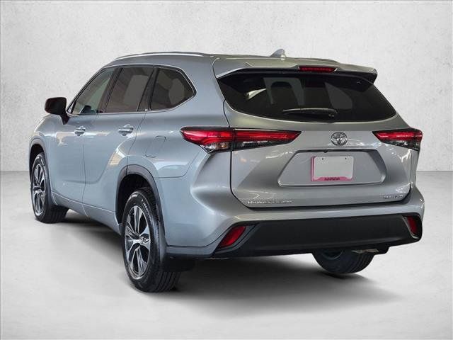 Used 2021 Toyota Highlander XLE AWD/4WD image 8