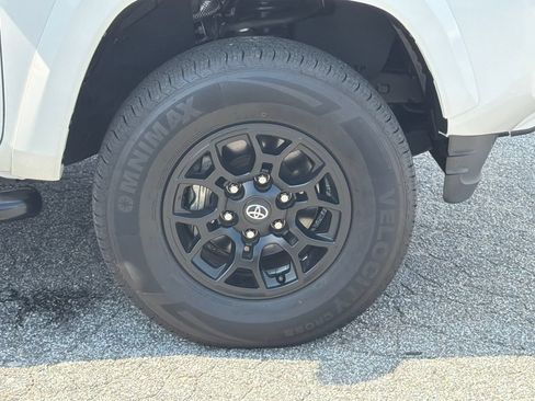Used 2022 Toyota Tacoma SR5 w/ Technology Package RWD image 12