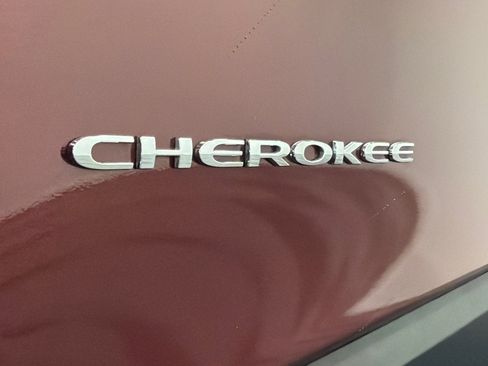 Used 2019 Jeep Cherokee Latitude Plus w/ Comfort/Convenience Group image 13