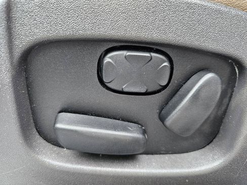 Used 2014 Lincoln MKT AWD image 9