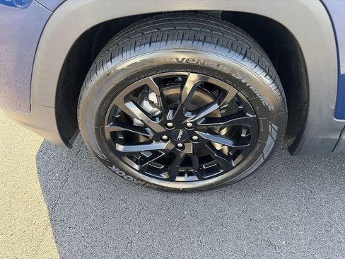 Used 2023 GMC Terrain SLE w/ Driver Convenience Package FWD image 12