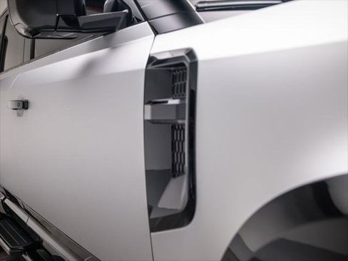 New 2025 Land Rover Defender 110 X-Dynamic SE image 12