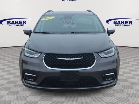 Used 2023 Chrysler Pacifica Limited image 2