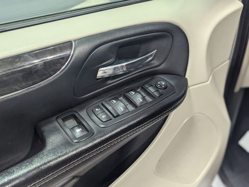 Used 2016 Chrysler Town & Country Touring w/ Driver Convenience Group image 10