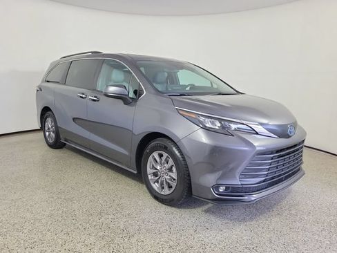 Used 2025 Toyota Sienna XLE FWD image 4