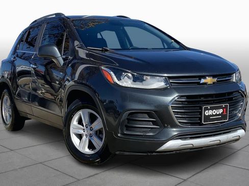Used 2017 Chevrolet Trax LT w/ LT Convenience Package image 3