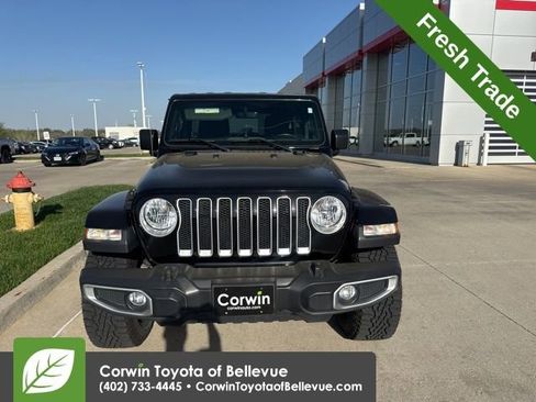 Used 2018 Jeep Wrangler Unlimited Sahara AWD/4WD image 9
