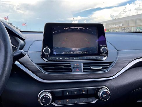 Used 2025 Nissan Altima 2.5 SV FWD image 29