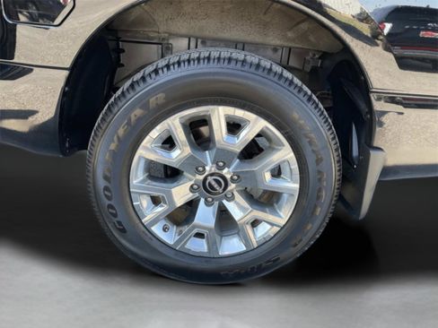 Used 2022 Nissan Titan SV w/ SV Convenience Package image 13