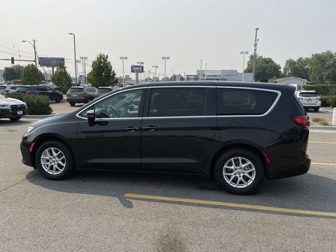 Used 2023 Chrysler Pacifica Touring-L FWD image 4