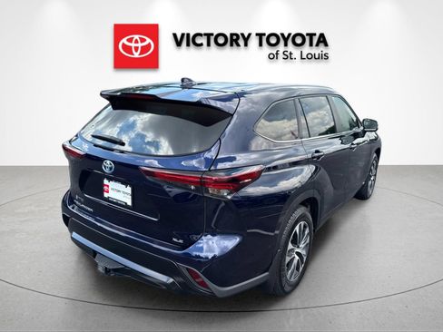 Used 2024 Toyota Highlander XLE AWD/4WD image 3