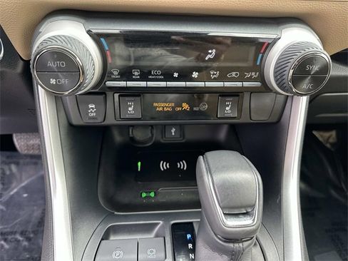 Used 2022 Toyota RAV4 XLE Premium image 27