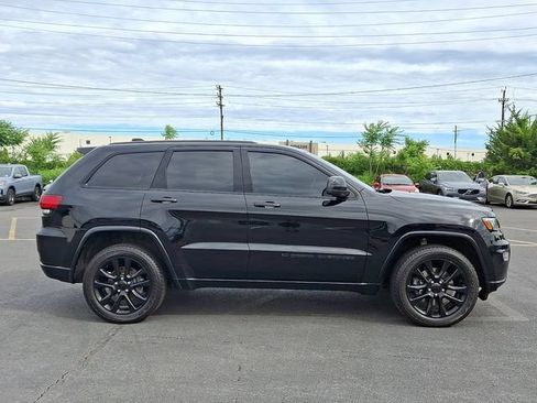 Used 2022 Jeep Grand Cherokee Laredo X AWD/4WD image 7