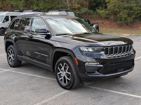 Used 2025 Jeep Grand Cherokee Limited image 11