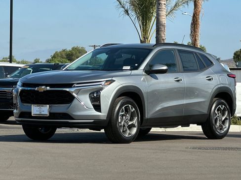New 2026 Chevrolet Trax LT w/ Driver Confidence Package FWD image 8
