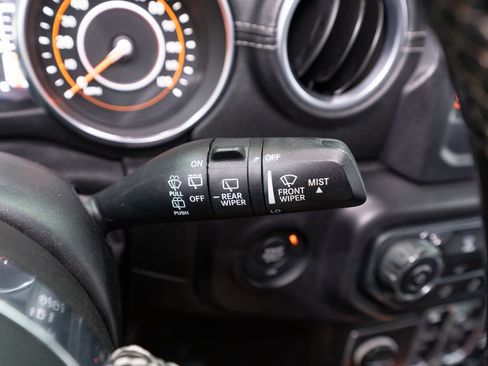 Used 2018 Jeep Wrangler Unlimited Sahara w/ Safety Group AWD/4WD image 27