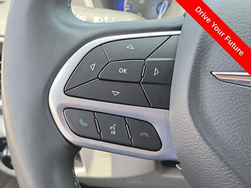 Used 2023 Chrysler Pacifica Touring-L FWD image 5