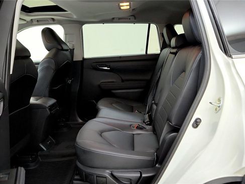 Used 2020 Toyota Highlander XLE image 21