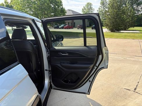 Used 2024 Jeep Grand Cherokee Altitude AWD/4WD image 34