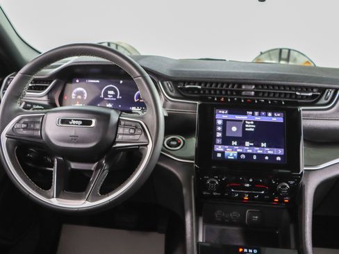 Used 2023 Jeep Grand Cherokee Altitude image 17