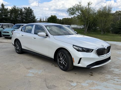 New 2026 BMW 530i xDrive w/ Premium Package AWD/4WD image 3