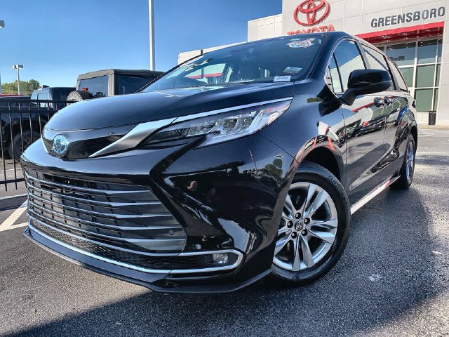 Used 2023 Toyota Sienna Limited FWD image 4