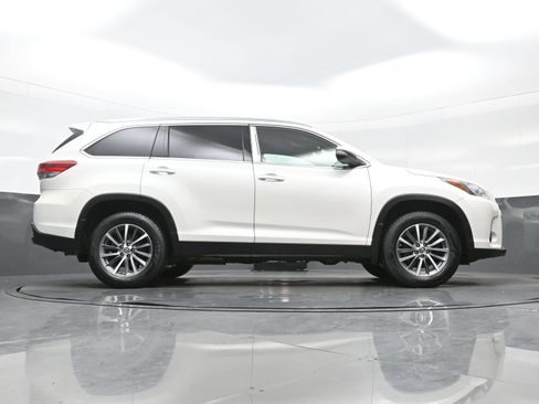 Used 2019 Toyota Highlander XLE AWD/4WD image 35