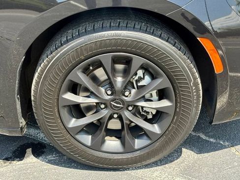 Used 2021 Chrysler Pacifica Touring w/ Uconnect Theater Family Group FWD image 29