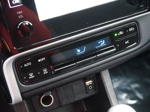 Used 2018 Toyota Corolla LE image 19