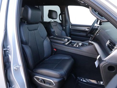 Used 2023 Jeep Wagoneer Series II w/ Flexible Seating Group image 29