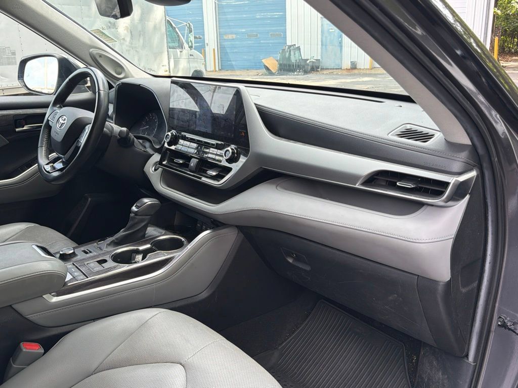 Used 2021 Toyota Highlander Platinum AWD/4WD image 16