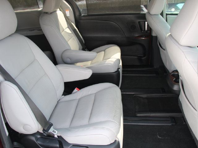 Used 2015 Toyota Sienna Limited Premium FWD image 32