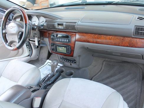 Used 2005 Chrysler Sebring Limited image 21