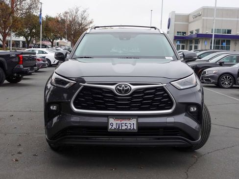 Used 2021 Toyota Highlander XLE image 2