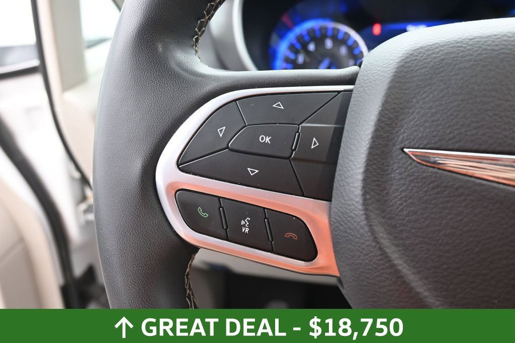 Used 2023 Chrysler Pacifica Touring-L FWD image 25