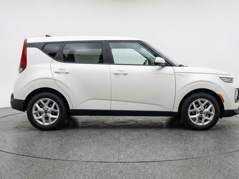 Used 2025 Kia Soul LX w/ LX Technology Package image 11