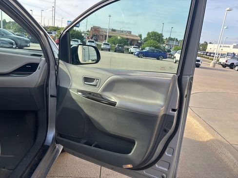 Used 2015 Toyota Sienna XLE Premium FWD image 26