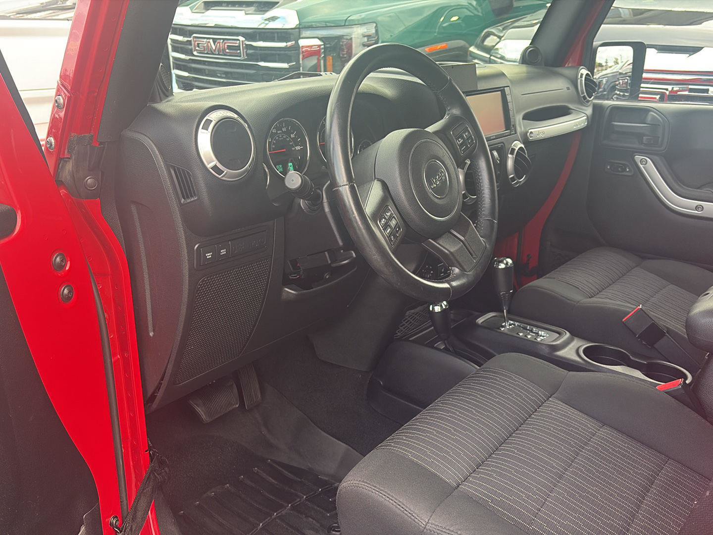 Used 2012 Jeep Wrangler Unlimited Rubicon w/ Connectivity Group AWD/4WD image 11