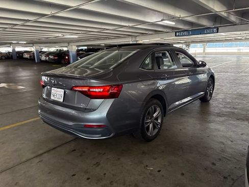 Used 2024 Volkswagen Jetta SE FWD image 3