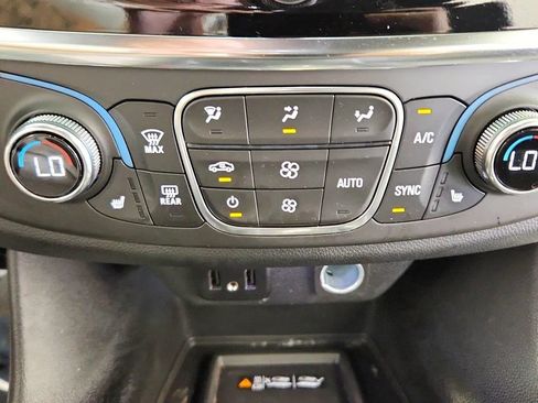 Used 2023 Chevrolet Traverse LT FWD image 22