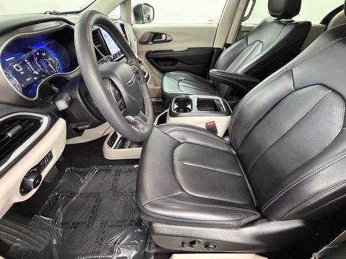 Used 2023 Chrysler Pacifica Touring-L FWD image 22