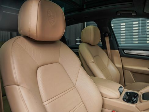 Certified 2022 Porsche Cayenne Platinum Edition image 35