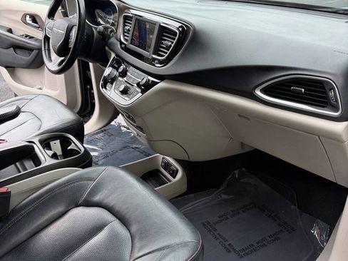 Used 2019 Chrysler Pacifica Touring-L FWD image 14