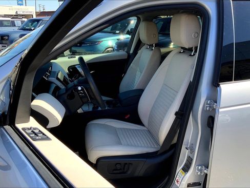 Used 2024 Land Rover Discovery Sport S image 8