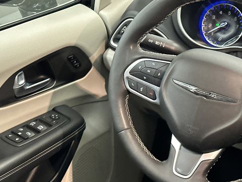 Used 2024 Chrysler Pacifica Touring-L image 22