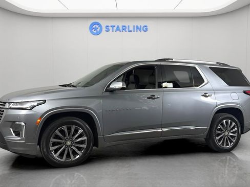 Used 2023 Chevrolet Traverse Premier FWD image 2