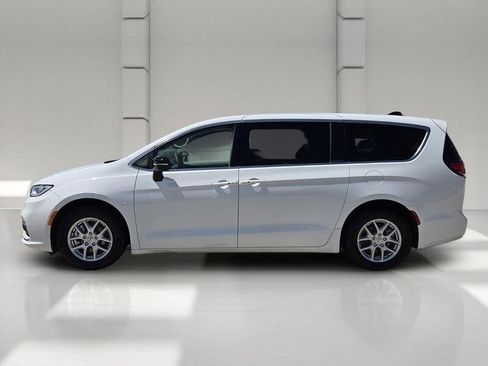 Certified 2024 Chrysler Pacifica Touring-L FWD image 2